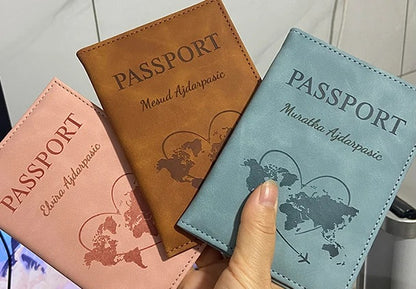 Protège passeport personnalisé pour famille avec noms gravés, idéal pour éviter les confusions lors des contrôles de passeport