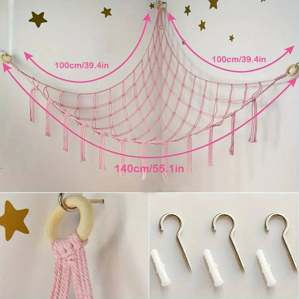 rangement peluche suspendu, filet de rangement pour peluches, hamac de rangement pour jouets, filet de peluches pour chambre d’enfant, rangement mural pour peluches, filet suspendu pour peluches et doudous, hamac pour peluches grande capacité, rangement d’angle pour jouets, organisateur de peluches en macramé, filet de rangement bohème pour jouets, rangement décoratif pour peluches, hamac mural pour jouets d’enfant, filet suspendu design pour peluches, sac de rangement pour doudous, rangement en filet pour 