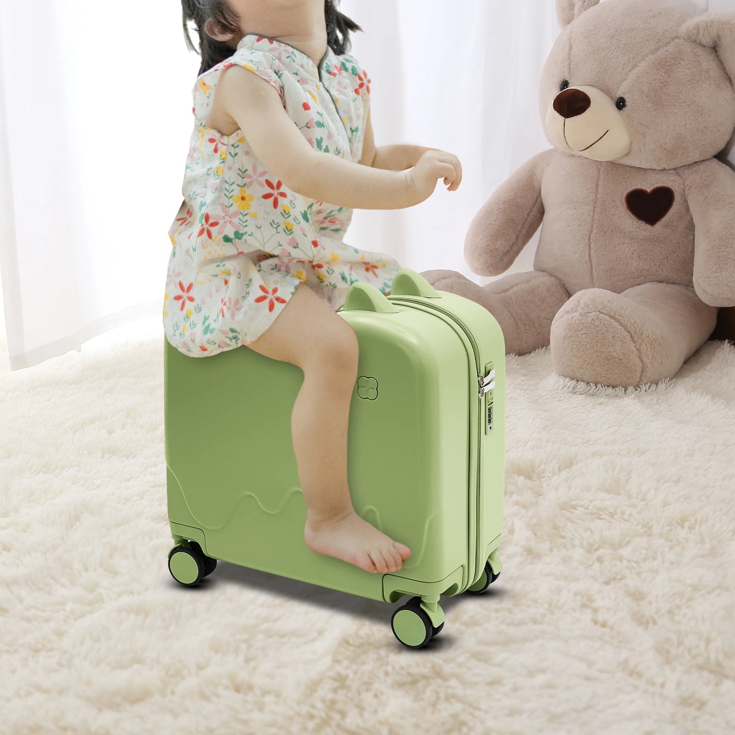 Valise enfant à roulettes cabine 8 pouces grande capacité 37L, conçue pour les enfants de 3 à 6 ans, avec structure robuste en ABS et PVC, roues universelles silencieuses, verrou à code intégré, poignée antidérapante et tige de traction réglable. Valise enfant légère et résistante, compatible avion, dotée de compartiments intérieurs organisés, coins arrondis pour plus de sécurité, supportant jusqu’à 60 kg et permettant à l’enfant de s’asseoir et rouler. Valise enfant design ludique et premium, idéale pour v