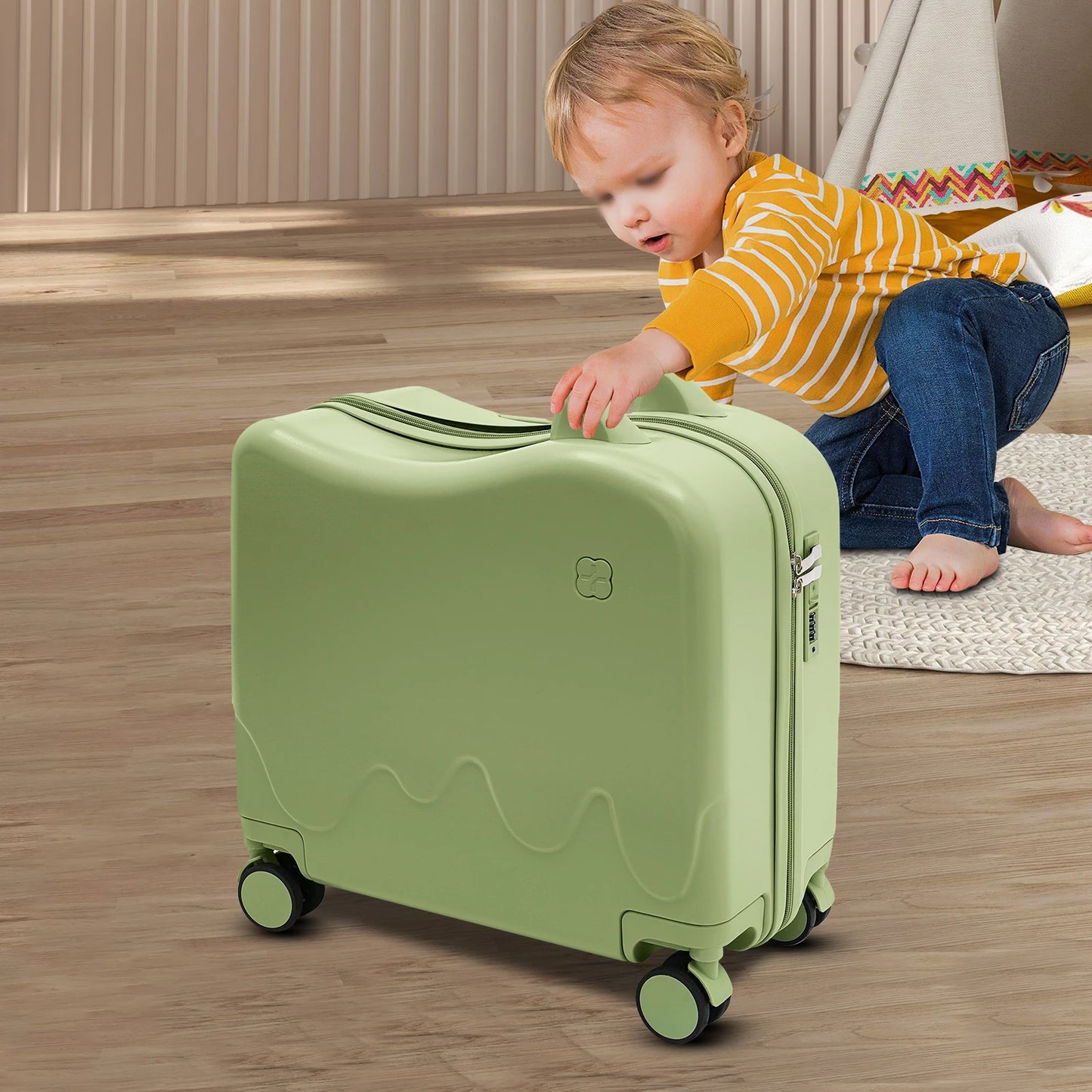 Valise enfant à roulettes cabine 8 pouces grande capacité 37L, conçue pour les enfants de 3 à 6 ans, avec structure robuste en ABS et PVC, roues universelles silencieuses, verrou à code intégré, poignée antidérapante et tige de traction réglable. Valise enfant légère et résistante, compatible avion, dotée de compartiments intérieurs organisés, coins arrondis pour plus de sécurité, supportant jusqu’à 60 kg et permettant à l’enfant de s’asseoir et rouler. Valise enfant design ludique et premium, idéale pour v