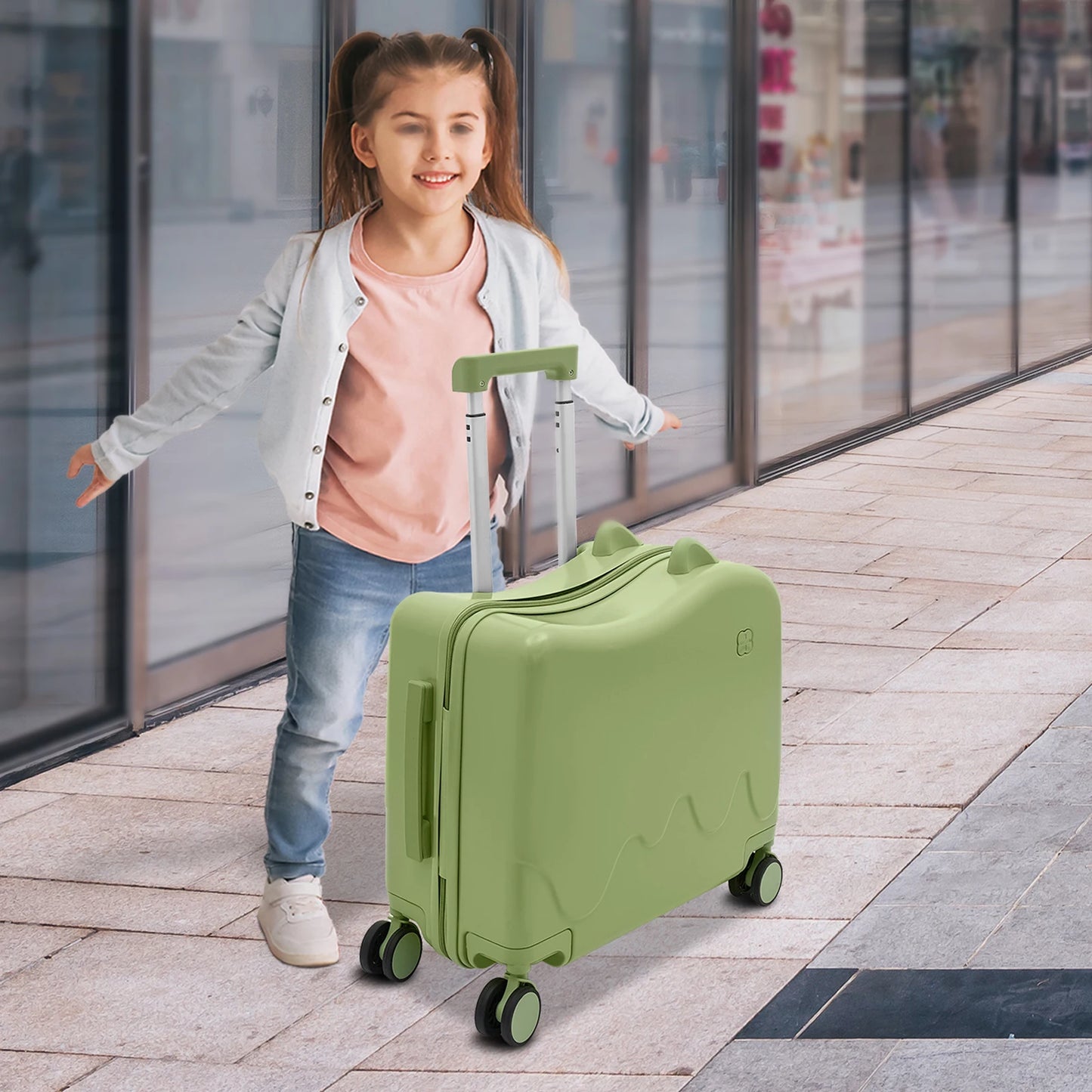 Valise enfant à roulettes cabine 8 pouces grande capacité 37L, conçue pour les enfants de 3 à 6 ans, avec structure robuste en ABS et PVC, roues universelles silencieuses, verrou à code intégré, poignée antidérapante et tige de traction réglable. Valise enfant légère et résistante, compatible avion, dotée de compartiments intérieurs organisés, coins arrondis pour plus de sécurité, supportant jusqu’à 60 kg et permettant à l’enfant de s’asseoir et rouler. Valise enfant design ludique et premium, idéale pour v