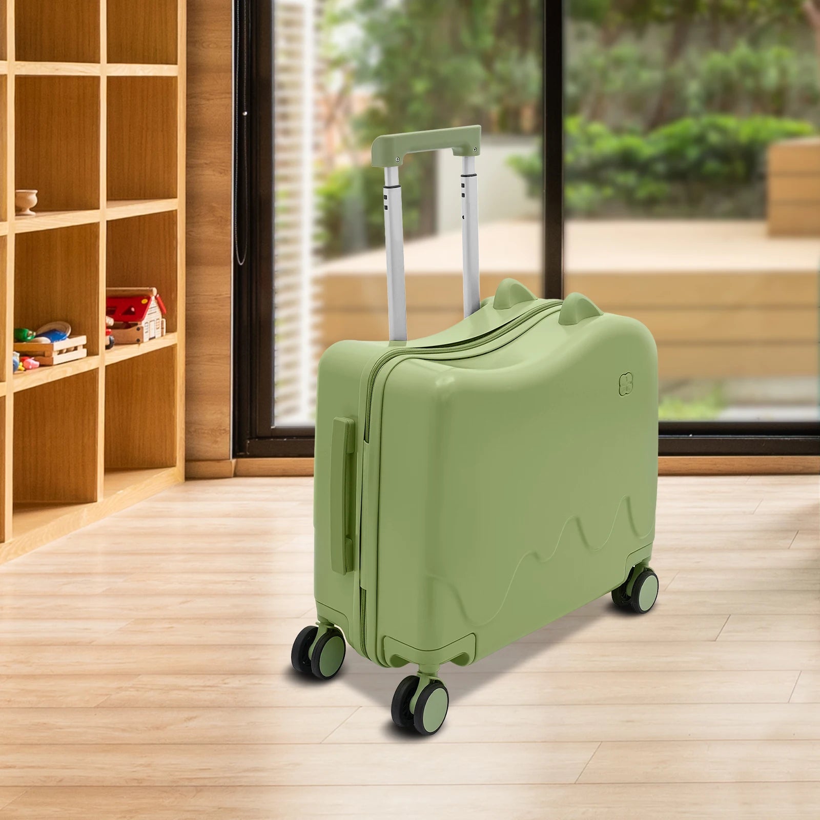 Valise enfant à roulettes cabine 8 pouces grande capacité 37L, conçue pour les enfants de 3 à 6 ans, avec structure robuste en ABS et PVC, roues universelles silencieuses, verrou à code intégré, poignée antidérapante et tige de traction réglable. Valise enfant légère et résistante, compatible avion, dotée de compartiments intérieurs organisés, coins arrondis pour plus de sécurité, supportant jusqu’à 60 kg et permettant à l’enfant de s’asseoir et rouler. Valise enfant design ludique et premium, idéale pour v