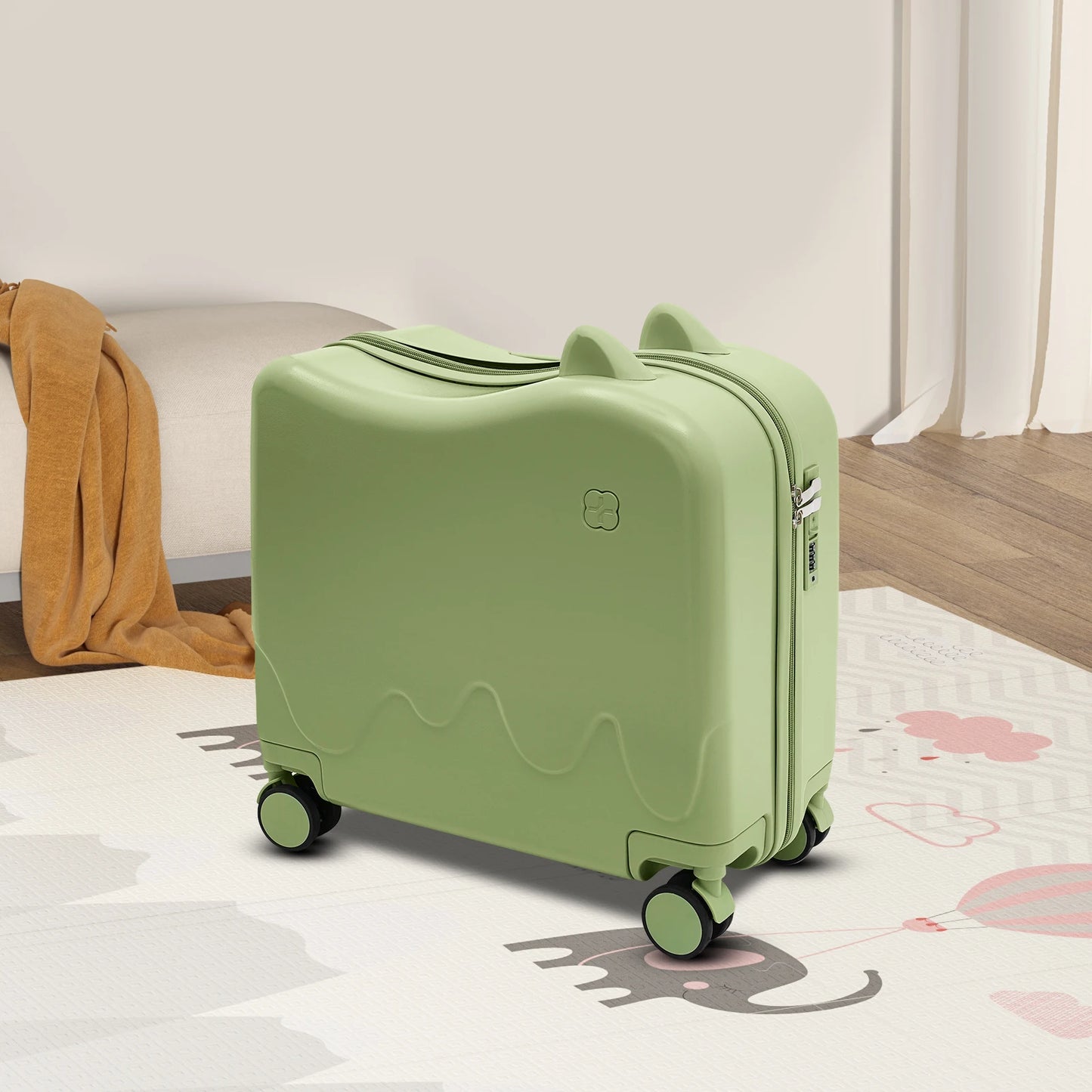 Valise enfant à roulettes cabine 8 pouces grande capacité 37L, conçue pour les enfants de 3 à 6 ans, avec structure robuste en ABS et PVC, roues universelles silencieuses, verrou à code intégré, poignée antidérapante et tige de traction réglable. Valise enfant légère et résistante, compatible avion, dotée de compartiments intérieurs organisés, coins arrondis pour plus de sécurité, supportant jusqu’à 60 kg et permettant à l’enfant de s’asseoir et rouler. Valise enfant design ludique et premium, idéale pour v