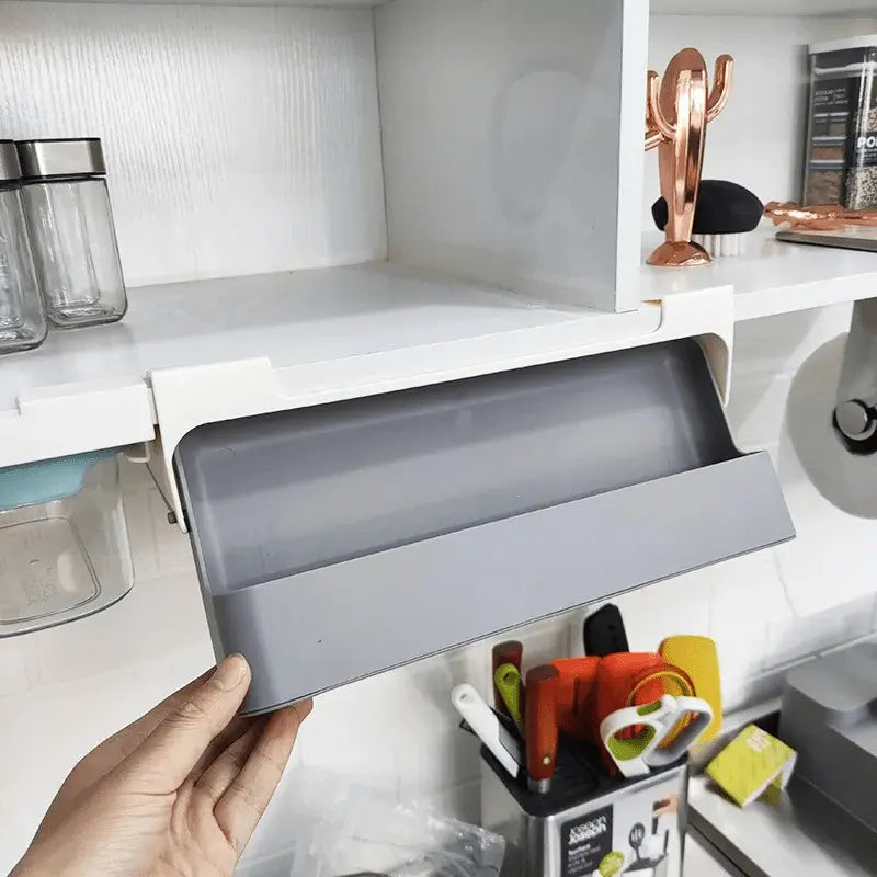 LeTiroirÉpicé™ est un tiroir à épices coulissant sous étagère, un rangement pour épices sans perçage idéal pour optimiser l’espace dans une petite cuisine moderne. Cet organisateur d’épices auto-adhésif au design élégant et discret s’installe facilement grâce à un adhésif 3M VHB ultra-résistant. Ce rangement cuisine gain de place accueille jusqu’à sept pots d’assaisonnement standard, transformant un espace inutilisé en solution de rangement chic et pratique. Parfait comme étagère à épices adhésive, support 