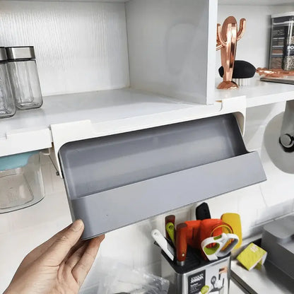 LeTiroirÉpicé™ est un tiroir à épices coulissant sous étagère, un rangement pour épices sans perçage idéal pour optimiser l’espace dans une petite cuisine moderne. Cet organisateur d’épices auto-adhésif au design élégant et discret s’installe facilement grâce à un adhésif 3M VHB ultra-résistant. Ce rangement cuisine gain de place accueille jusqu’à sept pots d’assaisonnement standard, transformant un espace inutilisé en solution de rangement chic et pratique. Parfait comme étagère à épices adhésive, support 