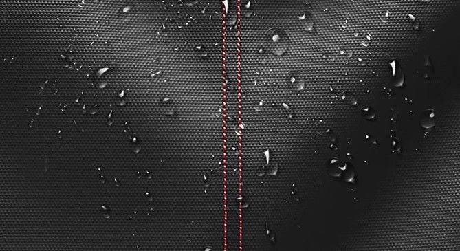 Tissu imperméable du sac à dos compression sous vide, couture rouge, gouttes d'eau visibles