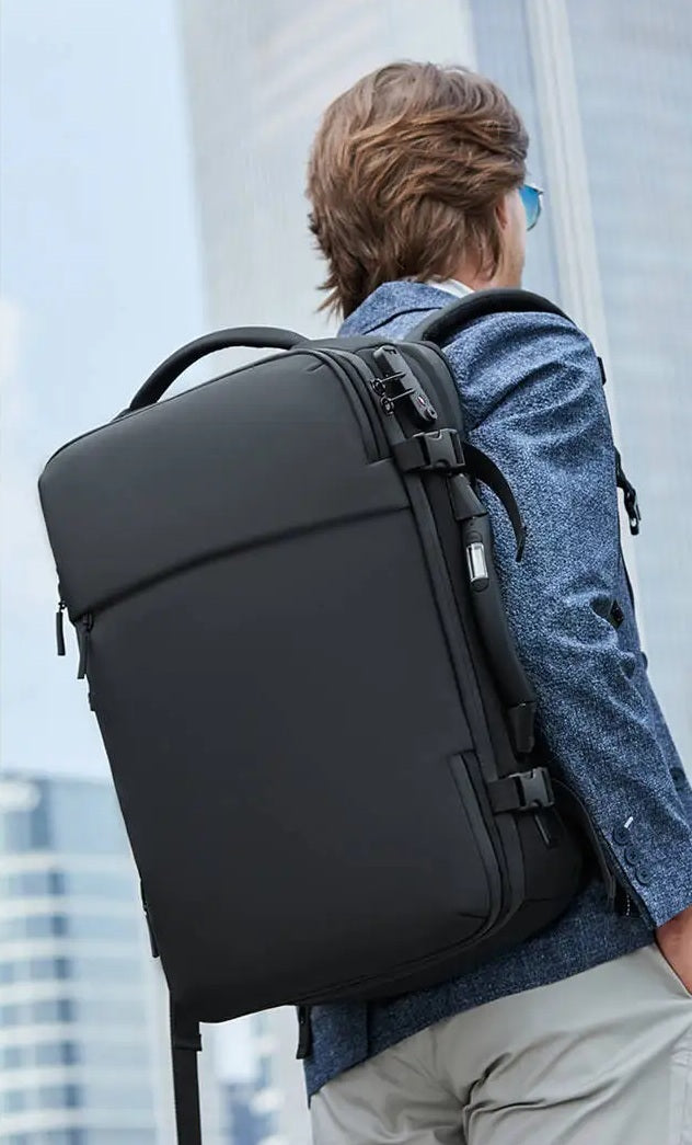 Homme portant sac à dos compression sous vide, accessoire voyage urbain élégant