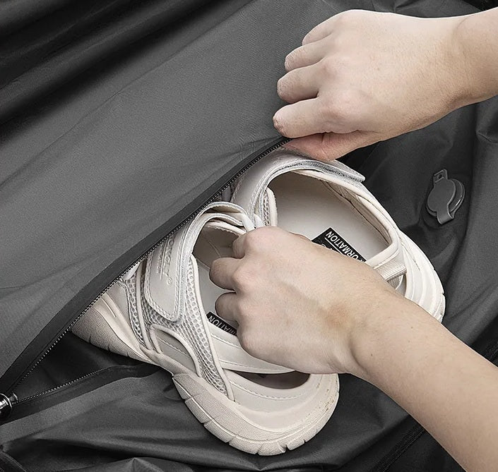 Main dans sac à dos compression sous vide compartiment chaussures, organisation voyage