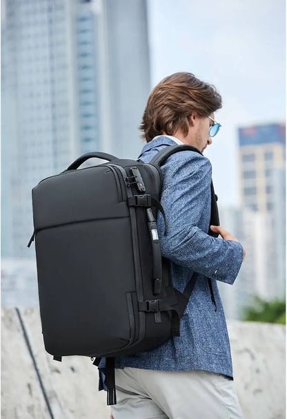 Homme portant un sac à dos compression sous vide voyage grande capacité en ville