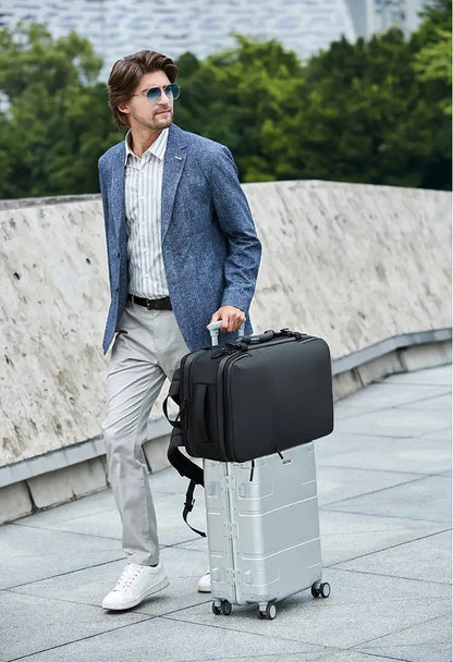 Homme élégant avec sac à dos compression sous vide voyage placé sur valise cabine argentée