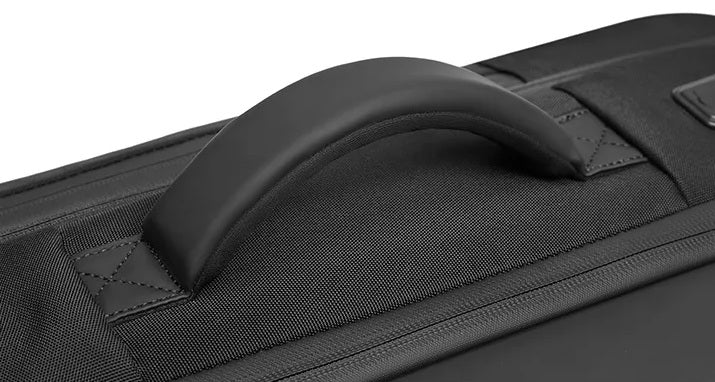 Détail de la poignée robuste sur un sac à dos compression sous vide noire, accessoire voyage longue traine.