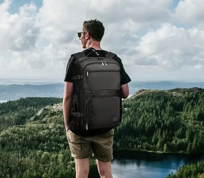 Le sac a dos de voyage | AeroCabin™ est le compagnon parfait pour voyager sereinement. Compatible bagage cabine (55×35×20 cm, 38L), imperméable, léger (1,11 kg) et accepté par plus de 100 compagnies aériennes, il vous accompagne partout : week-ends, affaires, city-trips ou vols low-cost. Son design convertible sac à main / sac à dos, ses compartiments intelligents, sa poche PC et son polyester 900D en font un modèle robuste, pratique et conçu pour la mobilité moderne