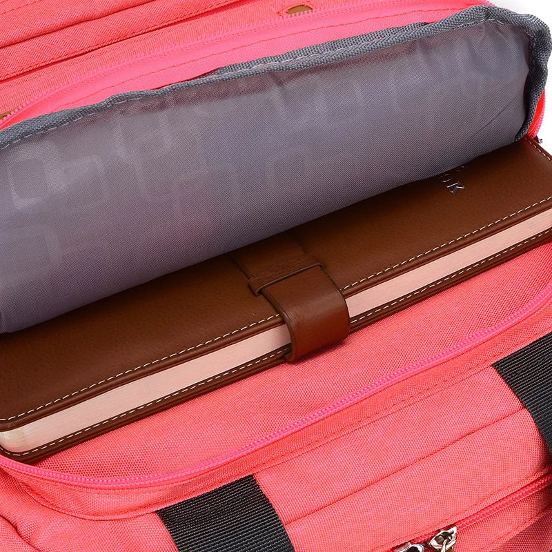 Sac à dos femme 25L en toile canvas – style urbain et fonctionnel avec multiples poches et compartiment pour ordinateur, parfait pour voyages courts et déplacements quotidiens.