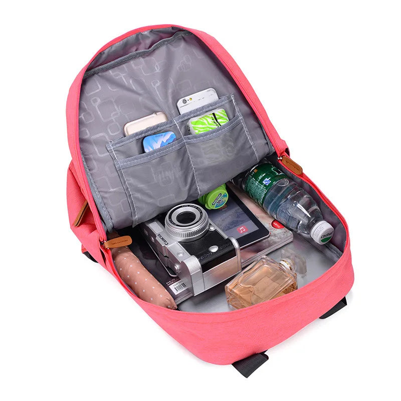 Sac à dos femme 25L en toile canvas – style urbain et fonctionnel avec multiples poches et compartiment pour ordinateur, parfait pour voyages courts et déplacements quotidiens.