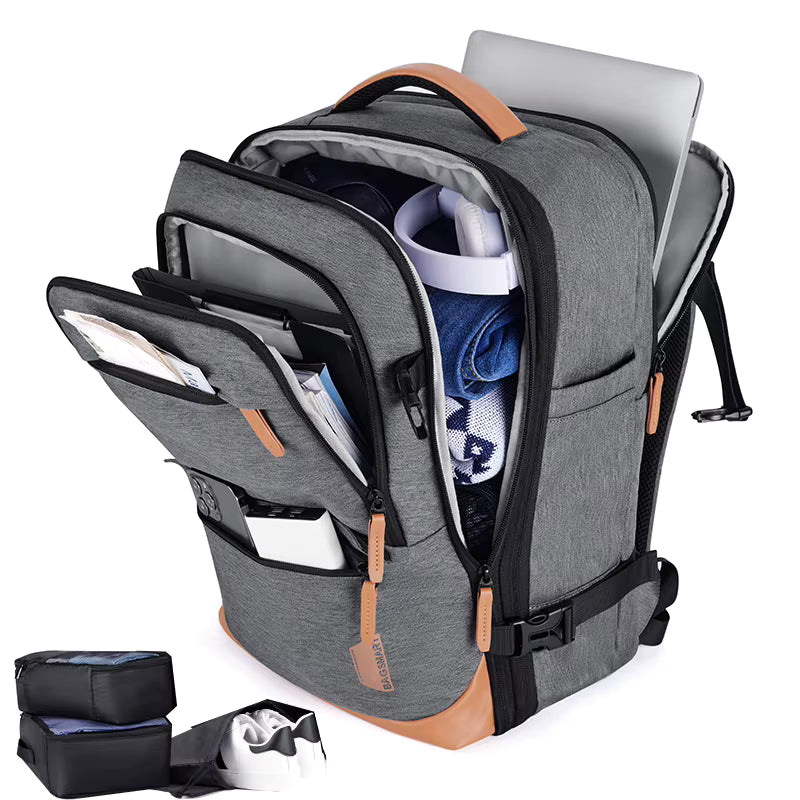 Sac à dos voyage Bag-Smart-RC gris ouvert avec vêtements, ordinateur portable, cubes de rangement et sac à chaussures.