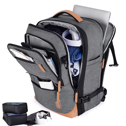 Sac à dos voyage Bag-Smart-RC gris ouvert avec vêtements, ordinateur portable, cubes de rangement et sac à chaussures.