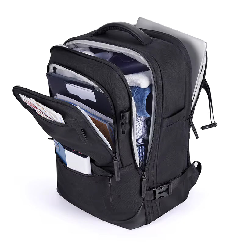 Sac à dos voyage Bag-Smart-RC noir ouvert, montrant les vêtements rangés, les poches avant et un ordinateur dans le compartiment arrière.