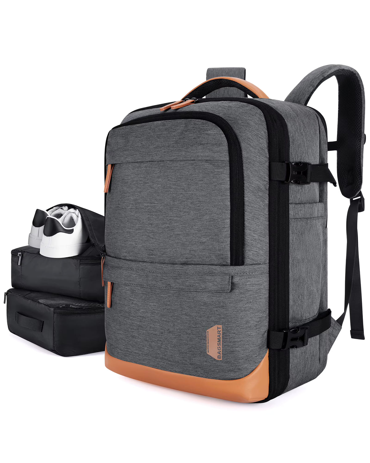 Sac à dos voyage Bag-Smart-RC gris aux finitions camel, accompagné de deux cubes de rangement et d’un sac à chaussures.