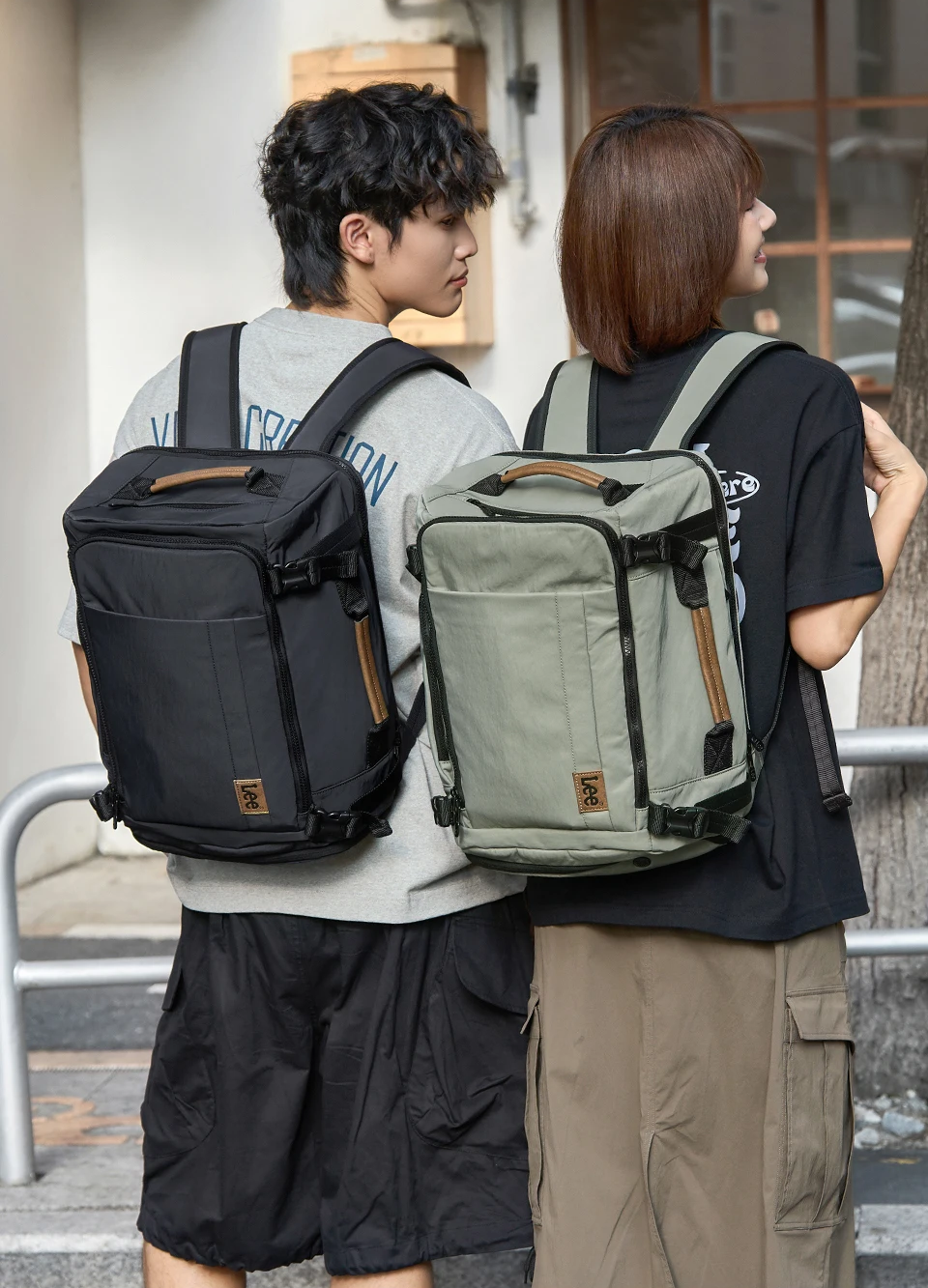 Sac à dos de voyage cabine Lee® 24 litres résistant à l’eau, portable à main, épaule ou dos, compartiments organisés pour ordinateur, chaussures et accessoires de voyage.