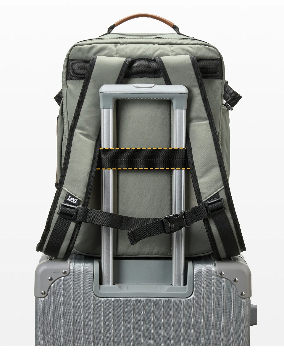 Sac à dos cabine Lee® avec ouverture 180°, passant pour trolley, bandoulières larges et multiples poches pour voyage, sport et usage quotidien.