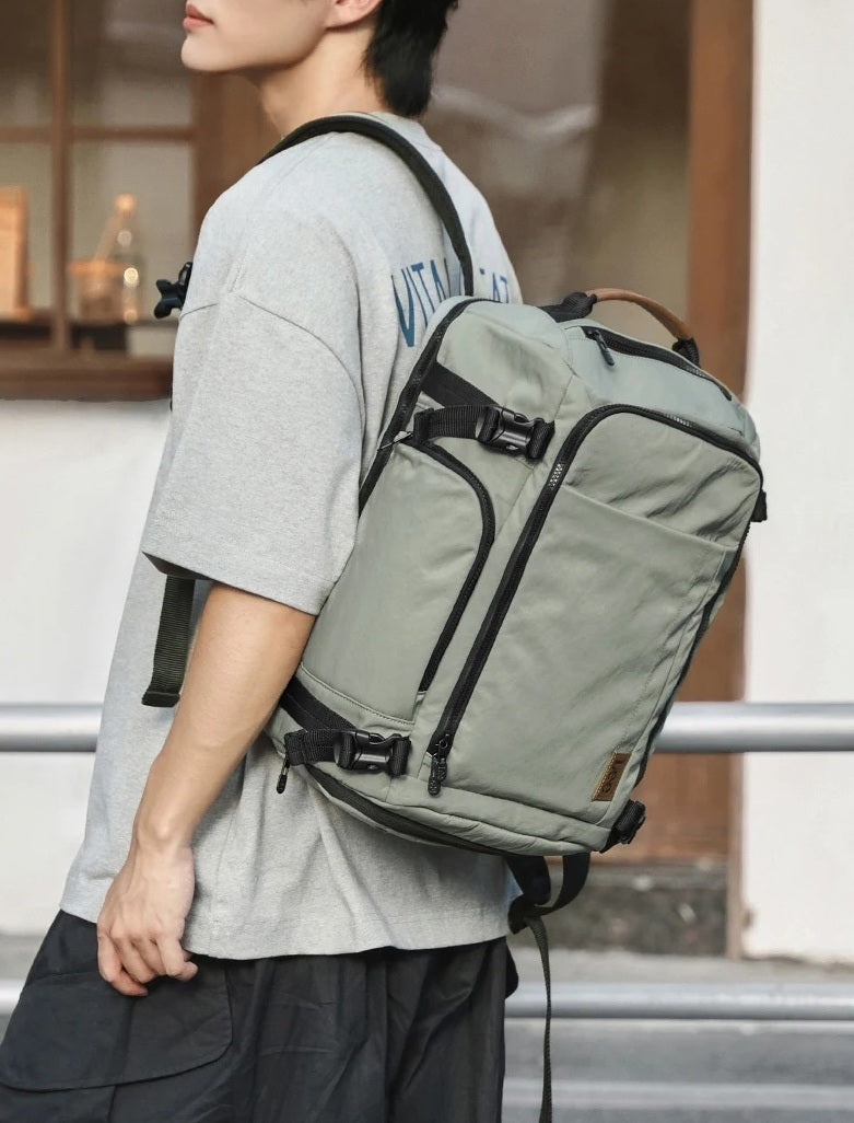 Sac à dos de voyage cabine Lee® 24 litres résistant à l’eau, portable à main, épaule ou dos, compartiments organisés pour ordinateur, chaussures et accessoires de voyage.