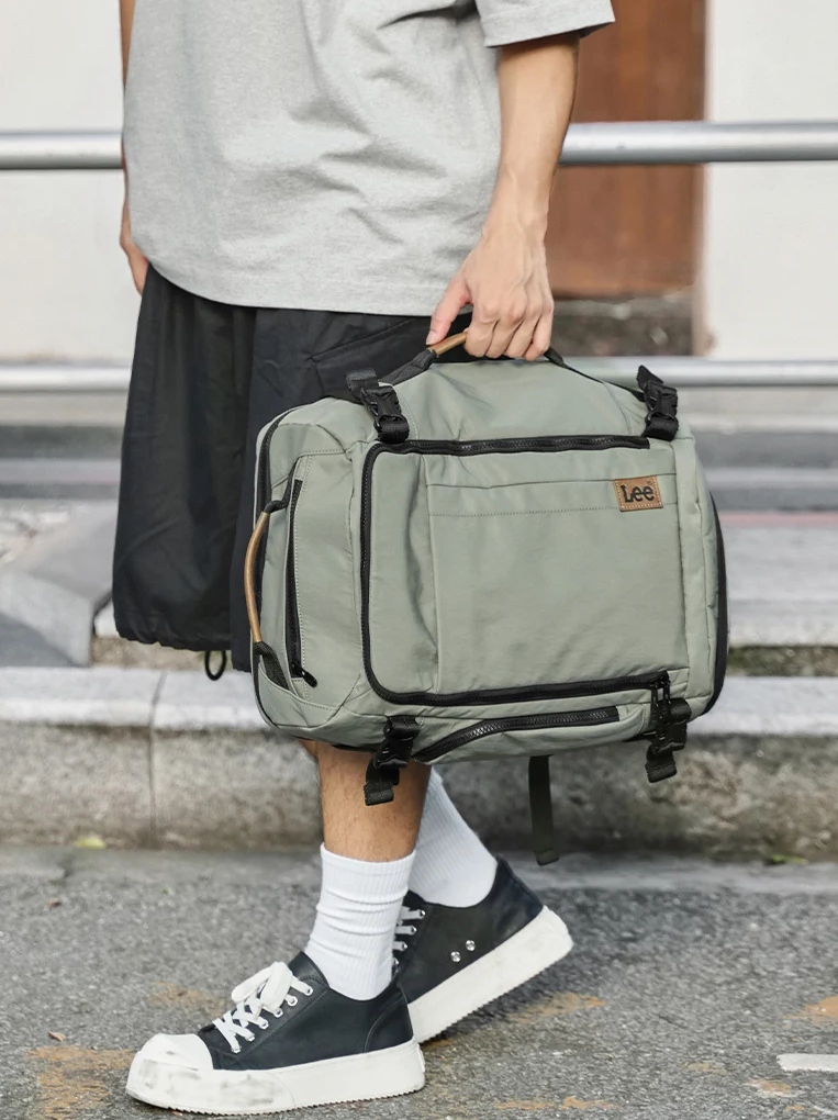 Sac à dos cabine Lee® avec ouverture 180°, passant pour trolley, bandoulières larges et multiples poches pour voyage, sport et usage quotidien.