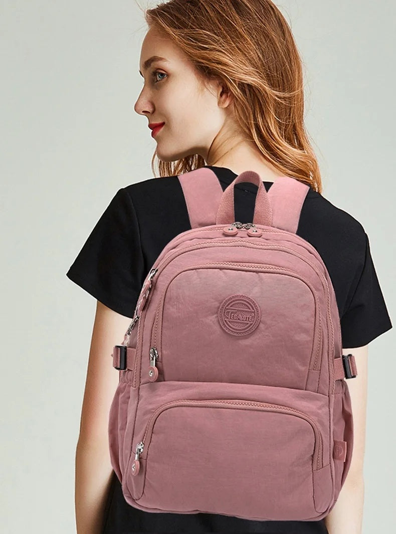 sac à dos voyage femme léger et résistant à l’eau City Élégance, idéal pour déplacements urbains quotidiens