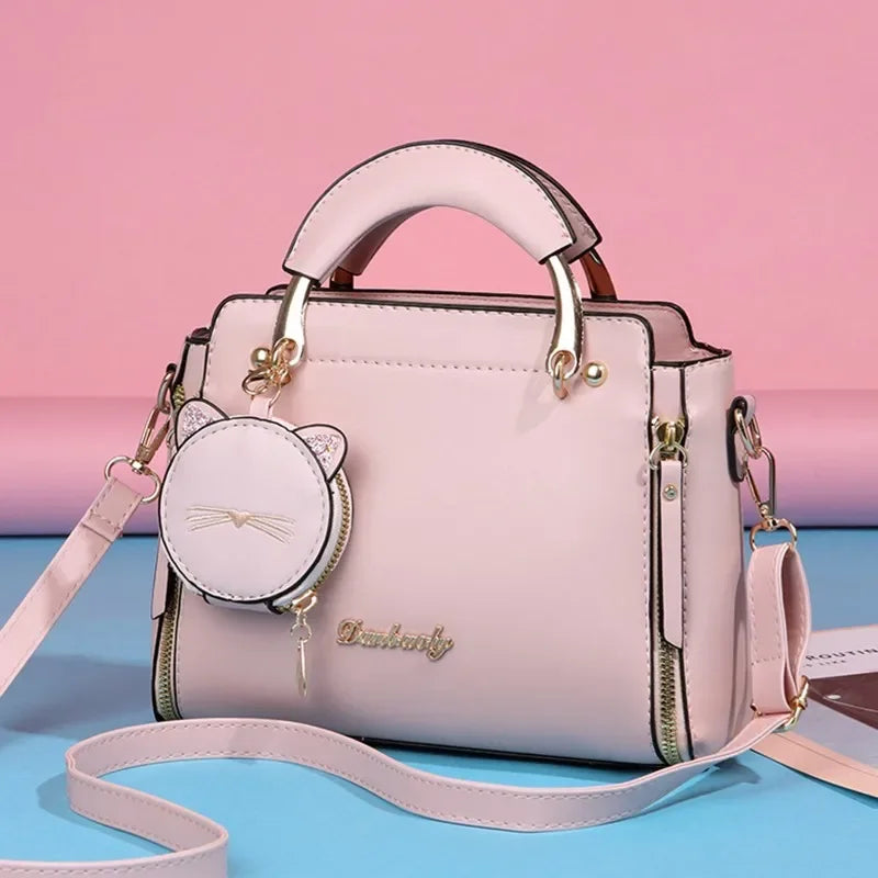 Découvrez le sac à main bandoulière femme élégant et pratique pour quotidien actif, idéal comme sac à main bandoulière femme petit format 24x18x10 cm en cuir PU premium résistant pour sorties bureau ou soirées habillées, ce sac à main bandoulière femme avec bandoulière réglable confortable évite encombrement mains libres pour mouvements fluides, parfait pour sac à main bandoulière femme minimaliste carré chic disponible en couleurs tendance comme sac à main bandoulière femme noir intemporel ou rose poudré f