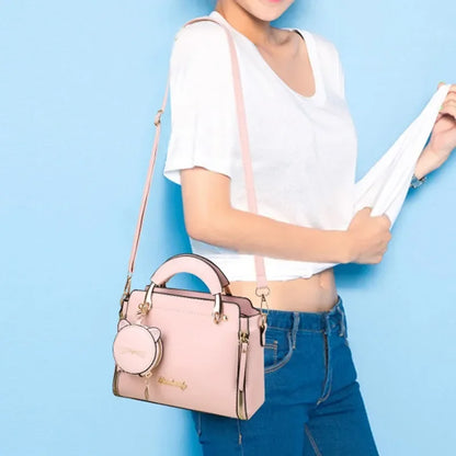 Découvrez le sac à main bandoulière femme élégant et pratique pour quotidien actif, idéal comme sac à main bandoulière femme petit format 24x18x10 cm en cuir PU premium résistant pour sorties bureau ou soirées habillées, ce sac à main bandoulière femme avec bandoulière réglable confortable évite encombrement mains libres pour mouvements fluides, parfait pour sac à main bandoulière femme minimaliste carré chic disponible en couleurs tendance comme sac à main bandoulière femme noir intemporel ou rose poudré f