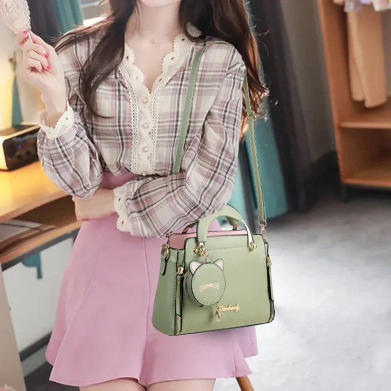 Découvrez le sac à main bandoulière femme élégant et pratique pour quotidien actif, idéal comme sac à main bandoulière femme petit format 24x18x10 cm en cuir PU premium résistant pour sorties bureau ou soirées habillées, ce sac à main bandoulière femme avec bandoulière réglable confortable évite encombrement mains libres pour mouvements fluides, parfait pour sac à main bandoulière femme minimaliste carré chic disponible en couleurs tendance comme sac à main bandoulière femme noir intemporel ou rose poudré f