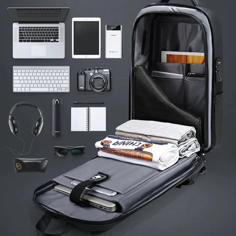 Détail des fermetures éclair dissimulées et du cadenas TSA du sac-a-dos-antivol-nomad-shield sur fond neutre.