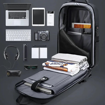 Détail des fermetures éclair dissimulées et du cadenas TSA du sac-a-dos-antivol-nomad-shield sur fond neutre.