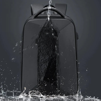 Détail des fermetures éclair dissimulées et du cadenas TSA du sac-a-dos-antivol-nomad-shield sur fond neutre.