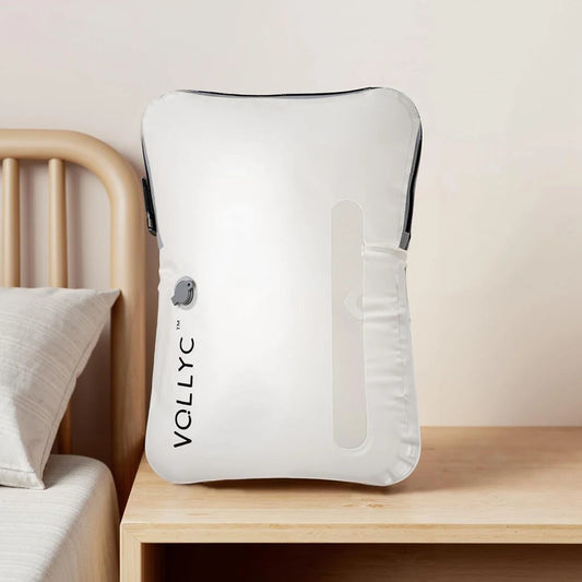 Sac de compression voyage 25L posé sur une table, design compact et prêt pour le voyage.