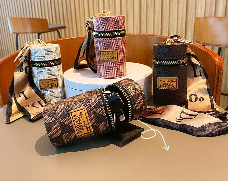 Découvrez le sac de rangement personnalisé MiniLux™, l'accessoire luxueux pour les femmes raffinées cherchant un sac de rangement personnalisé en cuir véritable et soie naturelle, un sac de rangement personnalisé élégant avec foulard en soie fluide et pendentif doré, un sac de rangement personnalisé compact en format seau miniature pour organiser accessoires beauté, un sac de rangement personnalisé polyvalent servant de mini sac à rouge à lèvres intégré et porte-clés ornemental, un sac de rangement personna