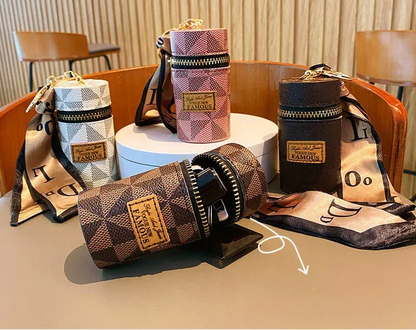 Découvrez le sac de rangement personnalisé MiniLux™, l'accessoire luxueux pour les femmes raffinées cherchant un sac de rangement personnalisé en cuir véritable et soie naturelle, un sac de rangement personnalisé élégant avec foulard en soie fluide et pendentif doré, un sac de rangement personnalisé compact en format seau miniature pour organiser accessoires beauté, un sac de rangement personnalisé polyvalent servant de mini sac à rouge à lèvres intégré et porte-clés ornemental, un sac de rangement personna