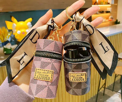 Découvrez le sac de rangement personnalisé MiniLux™, l'accessoire luxueux pour les femmes raffinées cherchant un sac de rangement personnalisé en cuir véritable et soie naturelle, un sac de rangement personnalisé élégant avec foulard en soie fluide et pendentif doré, un sac de rangement personnalisé compact en format seau miniature pour organiser accessoires beauté, un sac de rangement personnalisé polyvalent servant de mini sac à rouge à lèvres intégré et porte-clés ornemental, un sac de rangement personna