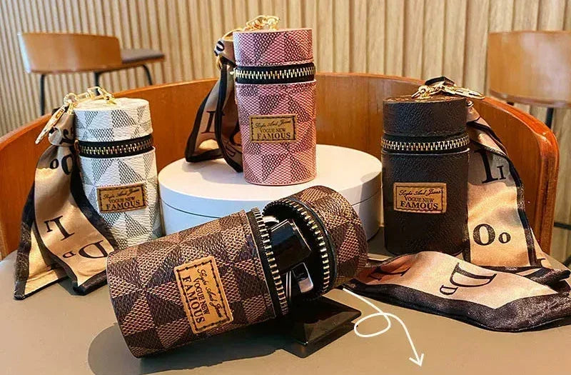 Découvrez le sac de rangement personnalisé MiniLux™, l'accessoire luxueux pour les femmes raffinées cherchant un sac de rangement personnalisé en cuir véritable et soie naturelle, un sac de rangement personnalisé élégant avec foulard en soie fluide et pendentif doré, un sac de rangement personnalisé compact en format seau miniature pour organiser accessoires beauté, un sac de rangement personnalisé polyvalent servant de mini sac à rouge à lèvres intégré et porte-clés ornemental, un sac de rangement personna