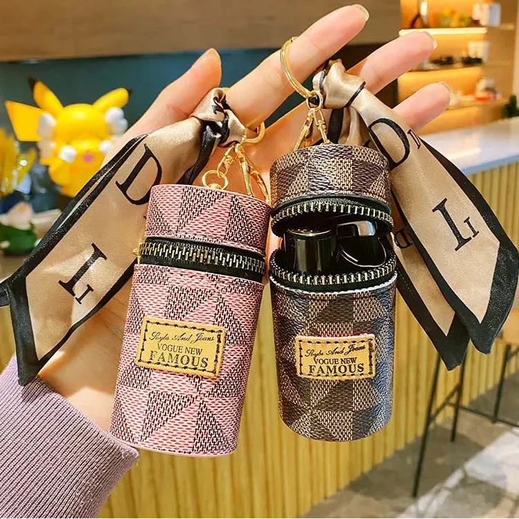 Découvrez le sac de rangement personnalisé MiniLux™, l'accessoire luxueux pour les femmes raffinées cherchant un sac de rangement personnalisé en cuir véritable et soie naturelle, un sac de rangement personnalisé élégant avec foulard en soie fluide et pendentif doré, un sac de rangement personnalisé compact en format seau miniature pour organiser accessoires beauté, un sac de rangement personnalisé polyvalent servant de mini sac à rouge à lèvres intégré et porte-clés ornemental, un sac de rangement personna