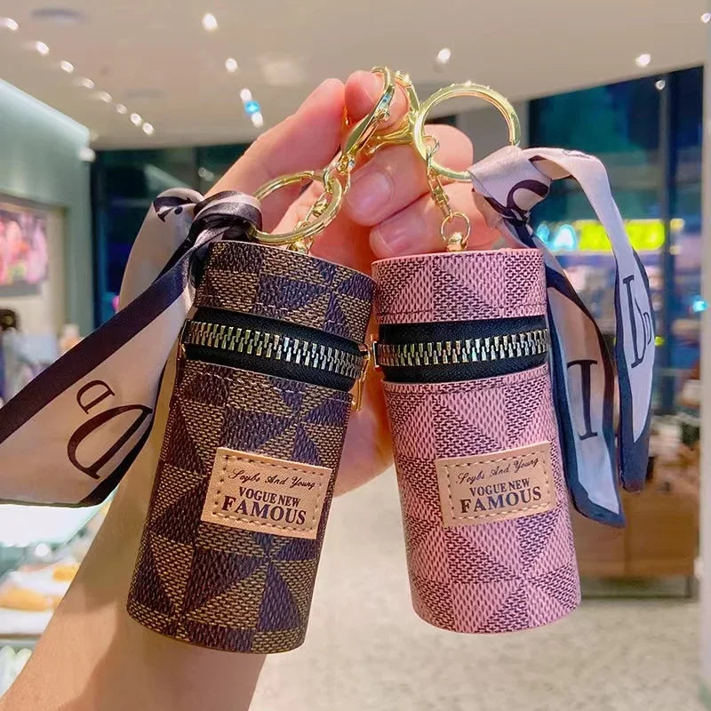 Découvrez le sac de rangement personnalisé MiniLux™, l'accessoire luxueux pour les femmes raffinées cherchant un sac de rangement personnalisé en cuir véritable et soie naturelle, un sac de rangement personnalisé élégant avec foulard en soie fluide et pendentif doré, un sac de rangement personnalisé compact en format seau miniature pour organiser accessoires beauté, un sac de rangement personnalisé polyvalent servant de mini sac à rouge à lèvres intégré et porte-clés ornemental, un sac de rangement personna