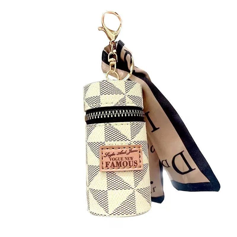 Découvrez le sac de rangement personnalisé MiniLux™, l'accessoire luxueux pour les femmes raffinées cherchant un sac de rangement personnalisé en cuir véritable et soie naturelle, un sac de rangement personnalisé élégant avec foulard en soie fluide et pendentif doré, un sac de rangement personnalisé compact en format seau miniature pour organiser accessoires beauté, un sac de rangement personnalisé polyvalent servant de mini sac à rouge à lèvres intégré et porte-clés ornemental, un sac de rangement personna