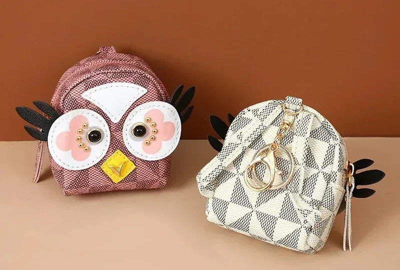 Découvrez le sac de rangement personnalisé MiniLux™, l'accessoire luxueux pour les femmes raffinées cherchant un sac de rangement personnalisé en cuir véritable et soie naturelle, un sac de rangement personnalisé élégant avec foulard en soie fluide et pendentif doré, un sac de rangement personnalisé compact en format seau miniature pour organiser accessoires beauté, un sac de rangement personnalisé polyvalent servant de mini sac à rouge à lèvres intégré et porte-clés ornemental, un sac de rangement personna