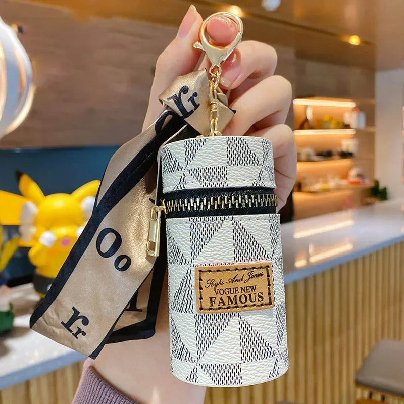 Découvrez le sac de rangement personnalisé MiniLux™, l'accessoire luxueux pour les femmes raffinées cherchant un sac de rangement personnalisé en cuir véritable et soie naturelle, un sac de rangement personnalisé élégant avec foulard en soie fluide et pendentif doré, un sac de rangement personnalisé compact en format seau miniature pour organiser accessoires beauté, un sac de rangement personnalisé polyvalent servant de mini sac à rouge à lèvres intégré et porte-clés ornemental, un sac de rangement personna