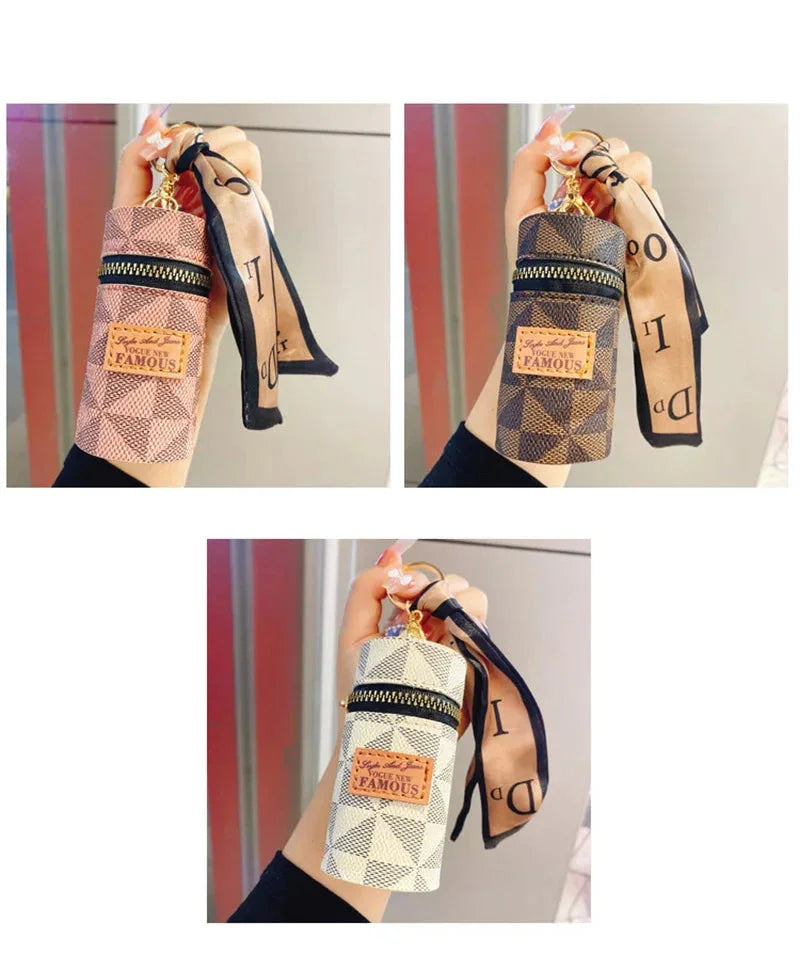 Découvrez le sac de rangement personnalisé MiniLux™, l'accessoire luxueux pour les femmes raffinées cherchant un sac de rangement personnalisé en cuir véritable et soie naturelle, un sac de rangement personnalisé élégant avec foulard en soie fluide et pendentif doré, un sac de rangement personnalisé compact en format seau miniature pour organiser accessoires beauté, un sac de rangement personnalisé polyvalent servant de mini sac à rouge à lèvres intégré et porte-clés ornemental, un sac de rangement personna