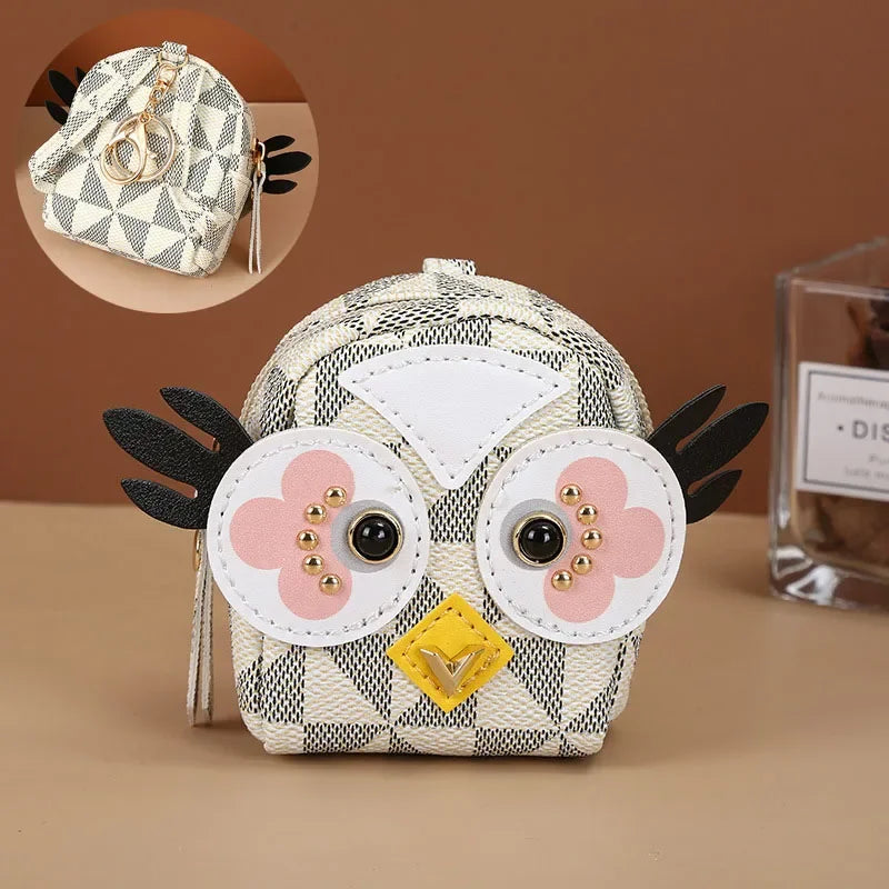 Découvrez le sac de rangement personnalisé MiniLux™, l'accessoire luxueux pour les femmes raffinées cherchant un sac de rangement personnalisé en cuir véritable et soie naturelle, un sac de rangement personnalisé élégant avec foulard en soie fluide et pendentif doré, un sac de rangement personnalisé compact en format seau miniature pour organiser accessoires beauté, un sac de rangement personnalisé polyvalent servant de mini sac à rouge à lèvres intégré et porte-clés ornemental, un sac de rangement personna