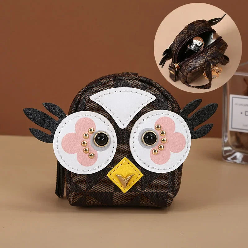 Découvrez le sac de rangement personnalisé MiniLux™, l'accessoire luxueux pour les femmes raffinées cherchant un sac de rangement personnalisé en cuir véritable et soie naturelle, un sac de rangement personnalisé élégant avec foulard en soie fluide et pendentif doré, un sac de rangement personnalisé compact en format seau miniature pour organiser accessoires beauté, un sac de rangement personnalisé polyvalent servant de mini sac à rouge à lèvres intégré et porte-clés ornemental, un sac de rangement personna