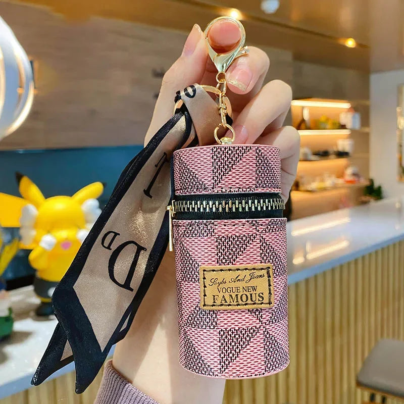 Découvrez le sac de rangement personnalisé MiniLux™, l'accessoire luxueux pour les femmes raffinées cherchant un sac de rangement personnalisé en cuir véritable et soie naturelle, un sac de rangement personnalisé élégant avec foulard en soie fluide et pendentif doré, un sac de rangement personnalisé compact en format seau miniature pour organiser accessoires beauté, un sac de rangement personnalisé polyvalent servant de mini sac à rouge à lèvres intégré et porte-clés ornemental, un sac de rangement personna