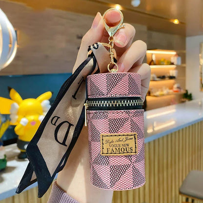 Découvrez le sac de rangement personnalisé MiniLux™, l'accessoire luxueux pour les femmes raffinées cherchant un sac de rangement personnalisé en cuir véritable et soie naturelle, un sac de rangement personnalisé élégant avec foulard en soie fluide et pendentif doré, un sac de rangement personnalisé compact en format seau miniature pour organiser accessoires beauté, un sac de rangement personnalisé polyvalent servant de mini sac à rouge à lèvres intégré et porte-clés ornemental, un sac de rangement personna