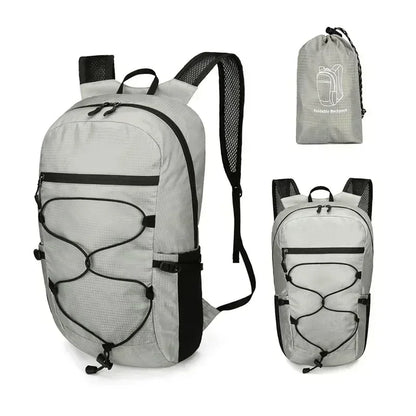 Découvrez le sac de sport AeroFold™, l'accessoire indispensable pour voyageurs et sportifs à la recherche d'un sac de sport pliable ultraléger de 450g pour confort optimal sans encombrement, un sac de sport imperméable en tissu nylon haute densité traité DWR résistant aux intempéries et humidité, un sac de sport polyvalent capacité 20L adaptable de la salle de sport aux randonnées week-end ou déplacements quotidiens, un sac de sport ergonomique avec bretelles ajustables réduisant pression et structure respi