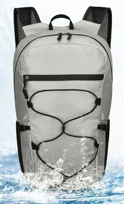 Découvrez le sac de sport AeroFold™, l'accessoire indispensable pour voyageurs et sportifs à la recherche d'un sac de sport pliable ultraléger de 450g pour confort optimal sans encombrement, un sac de sport imperméable en tissu nylon haute densité traité DWR résistant aux intempéries et humidité, un sac de sport polyvalent capacité 20L adaptable de la salle de sport aux randonnées week-end ou déplacements quotidiens, un sac de sport ergonomique avec bretelles ajustables réduisant pression et structure respi